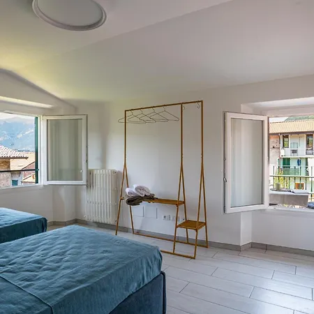 Guesthost - Charming 3-story Lakefront *