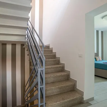 Guesthost - Charming 3-story Lakefront Apartament