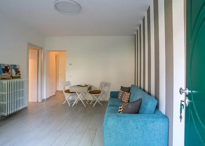 Guesthost - Charming 3-story Lakefront Apartament Lierna