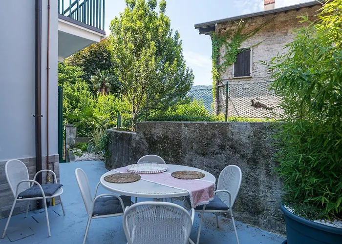 Guesthost - Charming 3-story Lakefront Apartament