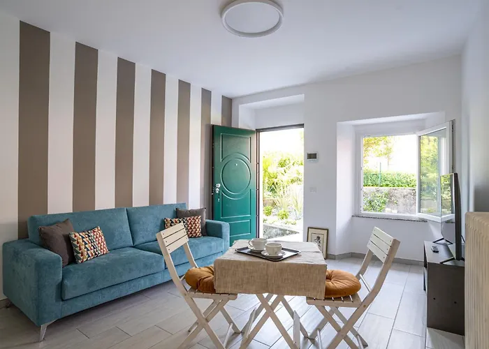 Guesthost - Charming 3-story Lakefront Apartament *