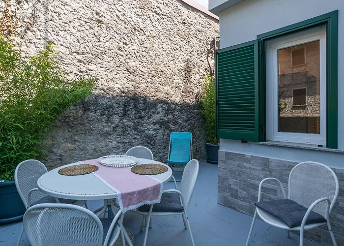 Guesthost - Charming 3-story Lakefront Apartament