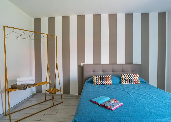 Apartament Guesthost - Charming 3-story Lakefront Lierna