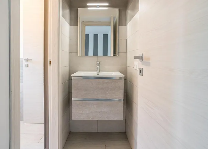 Guesthost - Charming 3-story Lakefront Lierna