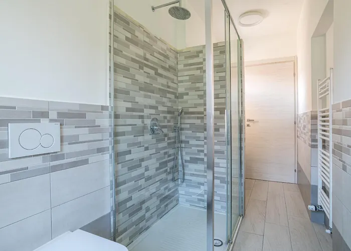 Apartament Guesthost - Charming 3-story Lakefront Lierna