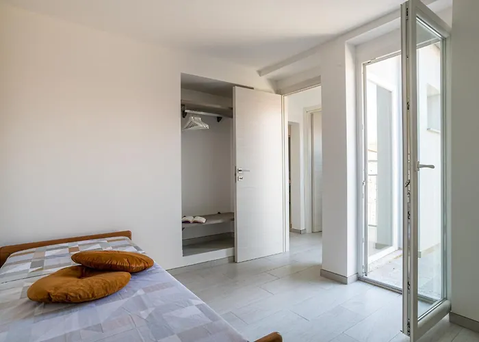 Guesthost - Charming 3-story Lakefront Lierna