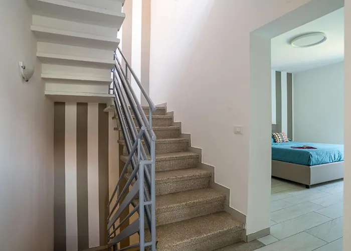 Guesthost - Charming 3-story Lakefront Apartament