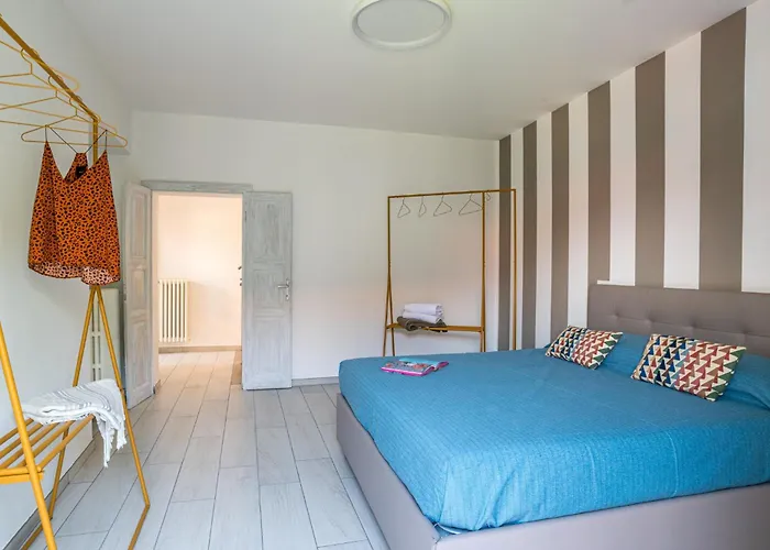 Guesthost - Charming 3-story Lakefront Apartament *