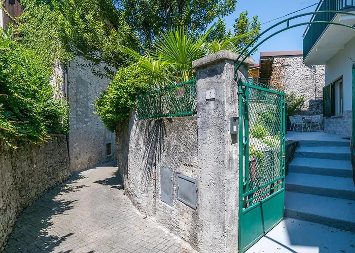 Guesthost - Charming 3-story Lakefront * Lierna