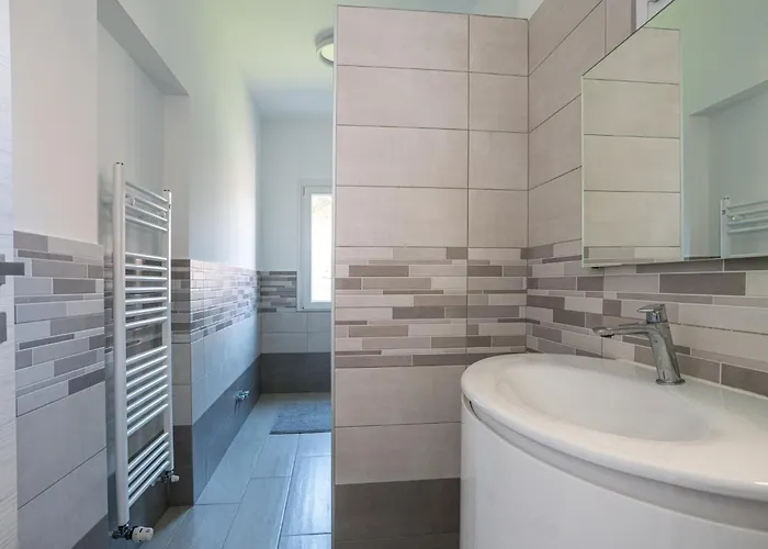 Guesthost - Charming 3-story Lakefront