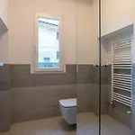 Guesthost - Charming 3-story Lakefront شقة *