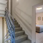 Guesthost - Charming 3-story Lakefront شقة