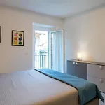 Guesthost - Charming 3-story Lakefront Apartamento Lierna