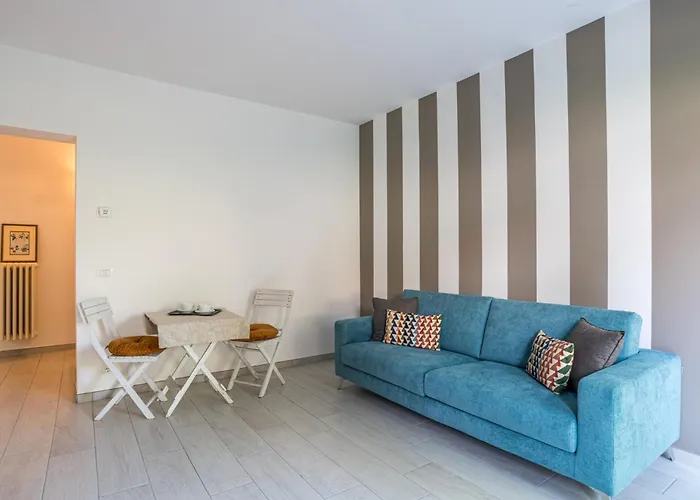 Guesthost - Charming 3-story Lakefront * リエルナ