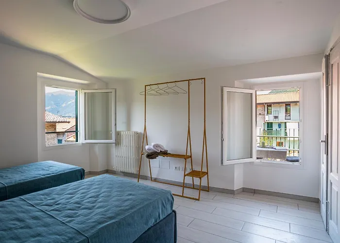 Guesthost - Charming 3-story Lakefront *