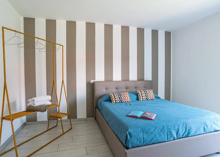 Guesthost - Charming 3-story Lakefront *