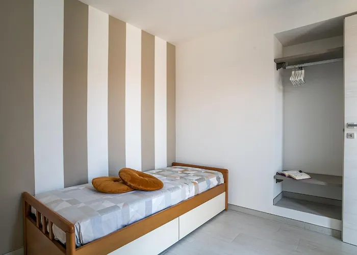 Guesthost - Charming 3-story Lakefront