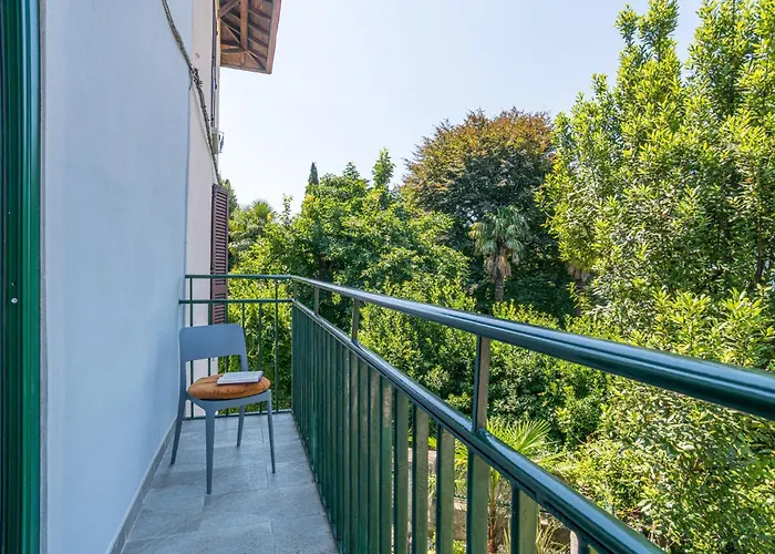 Guesthost - Charming 3-story Lakefront Льерна