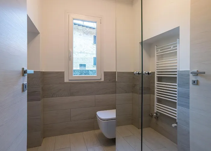 Guesthost - Charming 3-story Lakefront 公寓 *