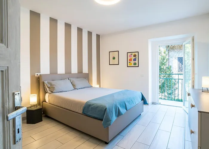 Guesthost - Charming 3-story Lakefront 公寓 *
