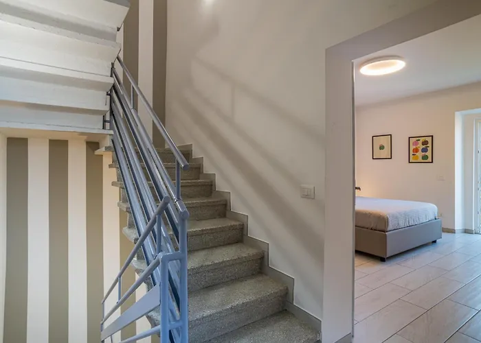 Guesthost - Charming 3-story Lakefront 公寓