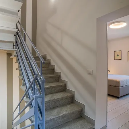 Guesthost - Charming 3-story Lakefront Appartement