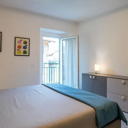 Guesthost - Charming 3-story Lakefront Appartement Lierna