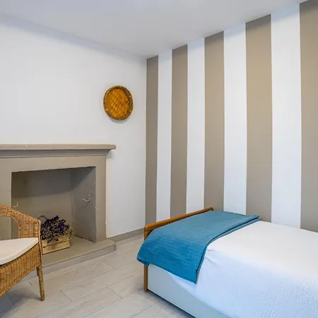 Guesthost - Charming 3-story Lakefront Appartement Lierna