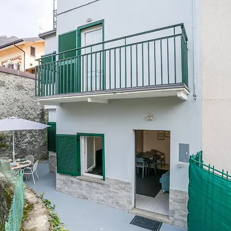 Guesthost - Charming 3-story Lakefront Appartement