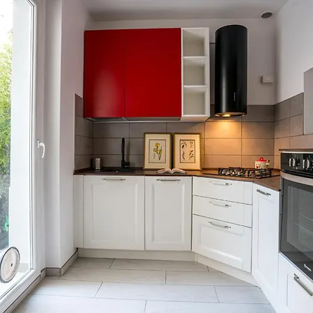 Guesthost - Charming 3-story Lakefront ليرنا