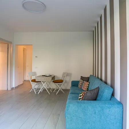 Guesthost - Charming 3-story Lakefront Apartamento Lierna