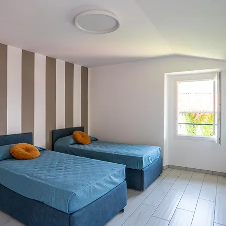 Apartamento Guesthost - Charming 3-story Lakefront Lierna