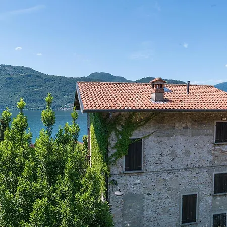 Guesthost - Charming 3-story Lakefront Apartamento Lierna