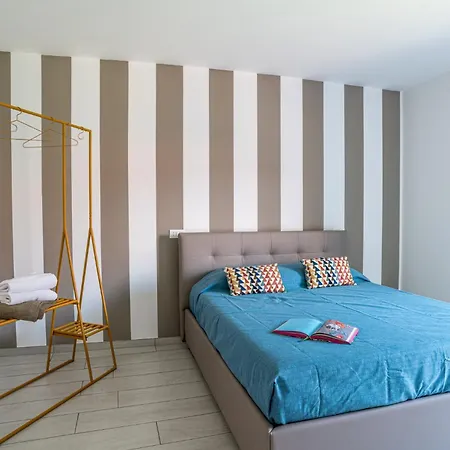 Guesthost - Charming 3-story Lakefront *