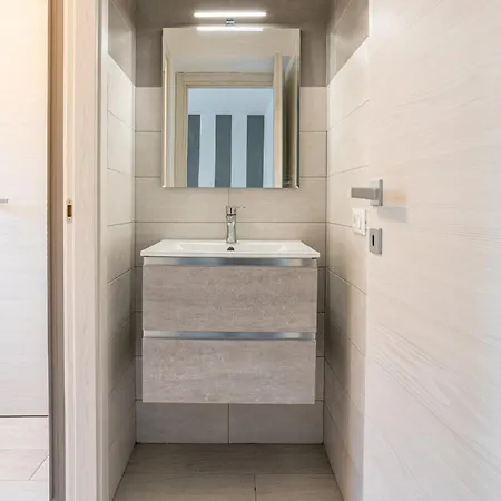 Guesthost - Charming 3-story Lakefront Lierna