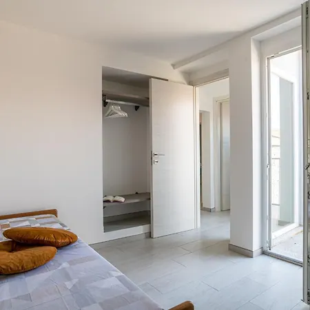 Guesthost - Charming 3-story Lakefront Lierna