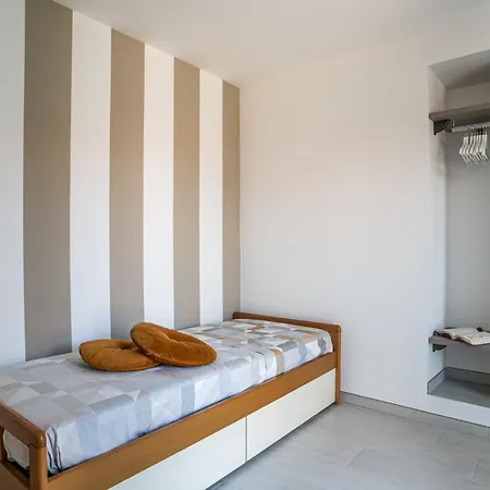 Guesthost - Charming 3-story Lakefront