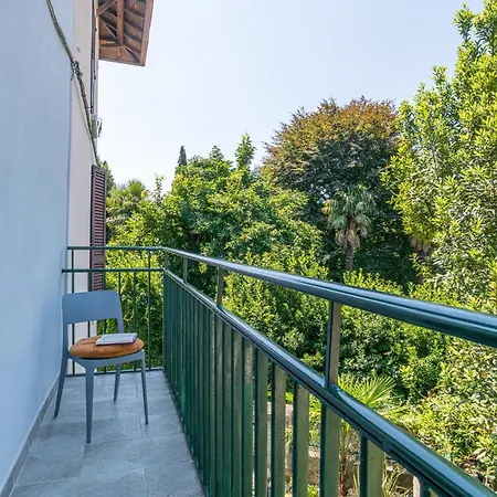 Guesthost - Charming 3-story Lakefront Lierna