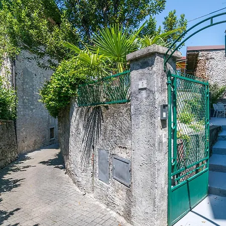 Guesthost - Charming 3-story Lakefront * Lierna