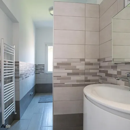 Guesthost - Charming 3-story Lakefront