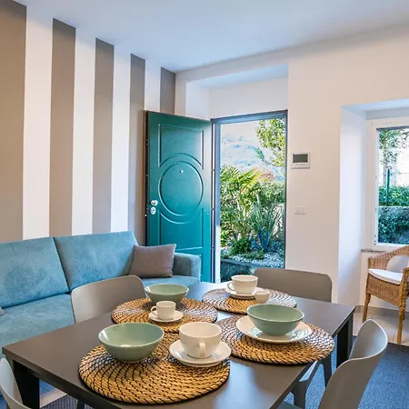 아파트 Guesthost - Charming 3-story Lakefront