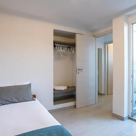 Guesthost - Charming 3-story Lakefront ليرنا